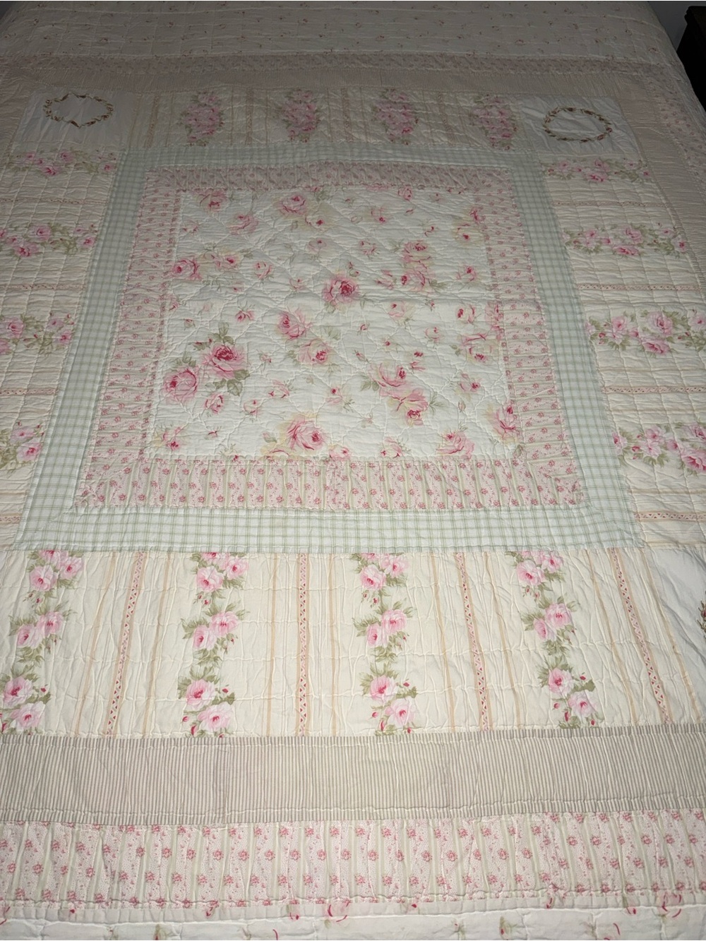 Vintage-style shabby chic pink & green floral rose patchwork quilt. full/queen - Picture 6 of 13